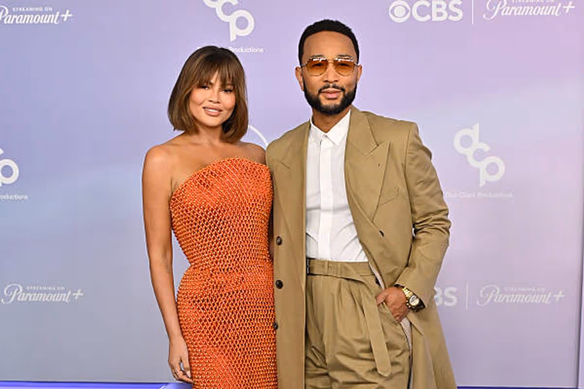 Lipreader exposes Chrissy Teigen's 5-word warning to John Legend as she narrowly avoids AMA mishap
