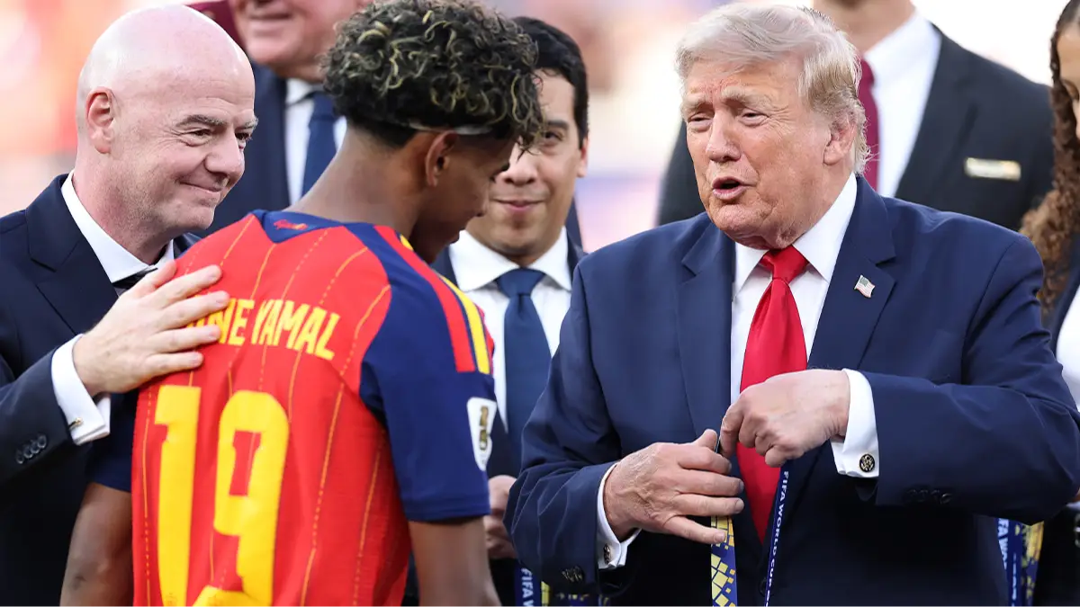 Donald Trump handing out medals at FIFA 2026