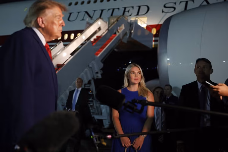 Lip reader exposes Trump’s blunt comment to Karoline Leavitt after her resignation